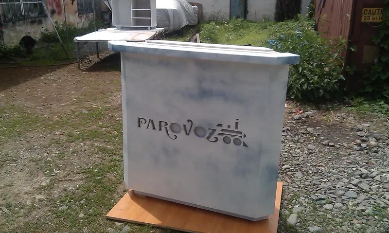 Стойка с вырезным логотипом PAROVOZ, вид спереди
