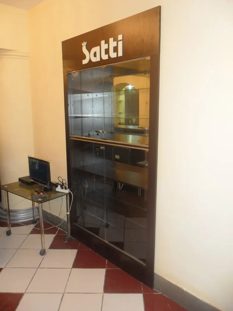 Стеллаж с логотипом Satti и зеркальными секциями