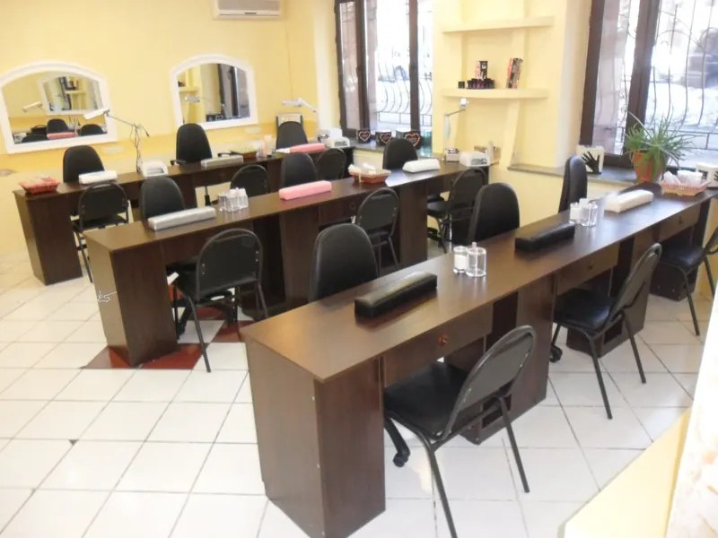 Мебель для салона красоты: Рабочие места мастеров: столы и кресла