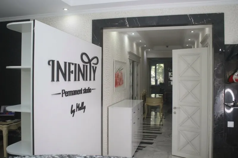 Перегородка с логотипом INFINITY Permanent studio и радиусными полками, белый комод