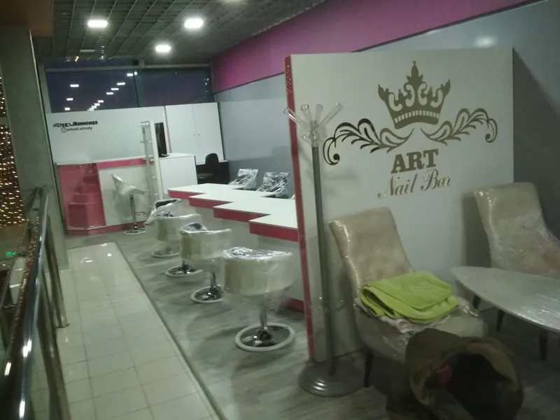 Студия маникюра ART Nail Bar: белые столы с розовой кромкой, кресла и панель с логотипом