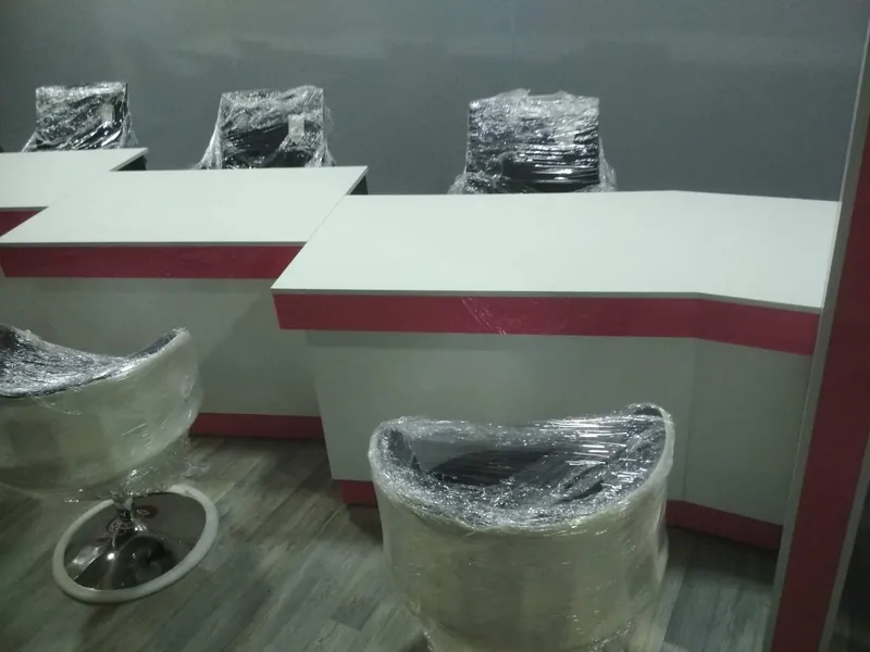 ART Nail Bar: столы мастеров с розовой кромкой и кресла в защитной плёнке