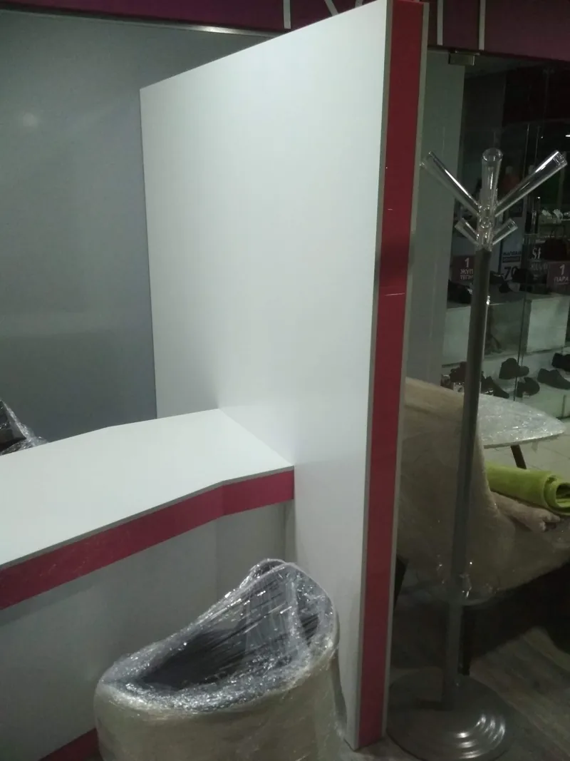 ART Nail Bar: белая перегородка, стол с розовой кромкой и вешалка