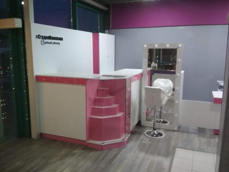 ART Nail Bar: стойка ресепшен с розовыми полками и рабочее место с зеркалом