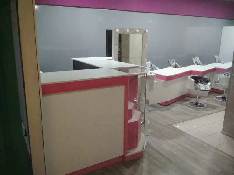 ART Nail Bar: ряд столов с розовой кромкой, зеркала с лампами и кресла