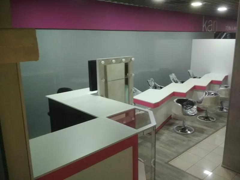 ART Nail Bar: столы мастеров с розовой кромкой вдоль стены и зеркало с лампами