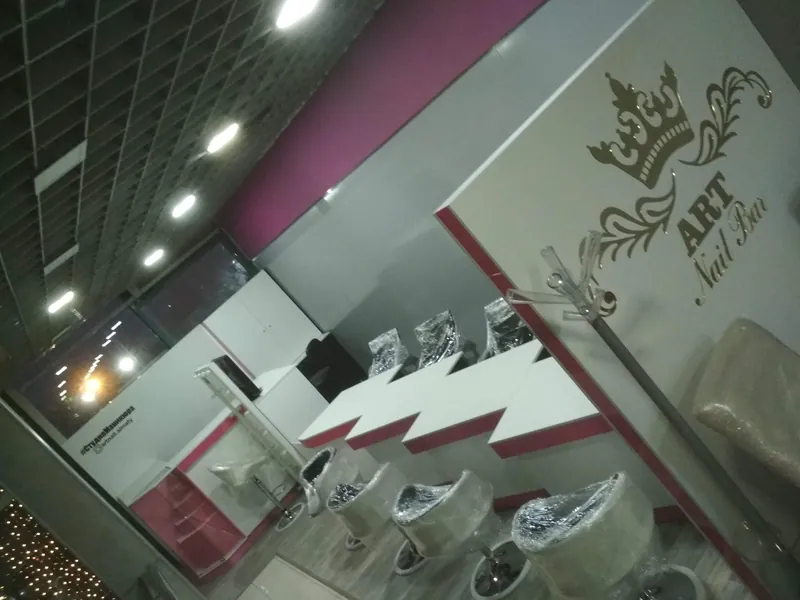 ART Nail Bar: стеклянная перегородка с логотипом с короной, столы и кресла
