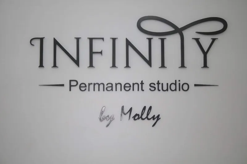Логотип INFINITY Permanent studio на белом щите крупно