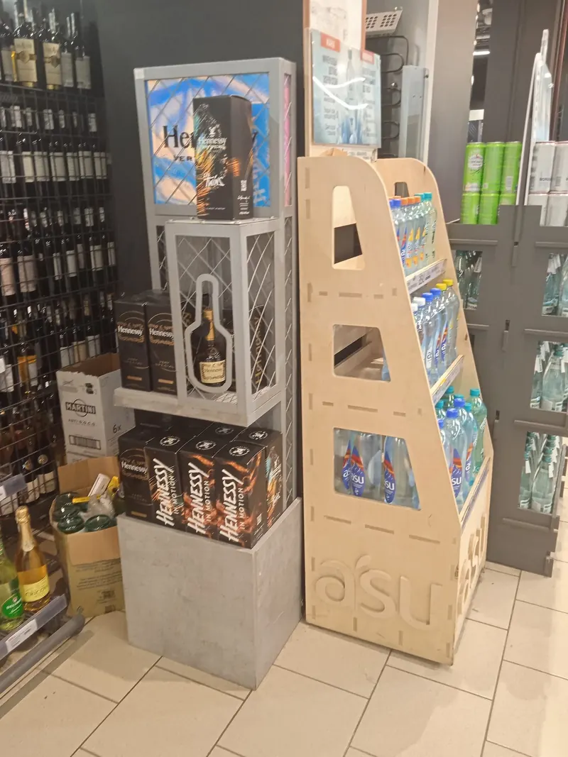 Дисплей asu с полками под бутылки в магазине