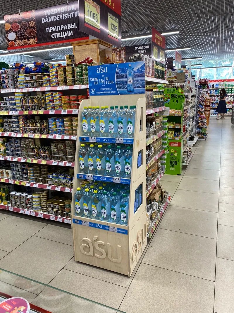 Дисплей asu в проходе магазина