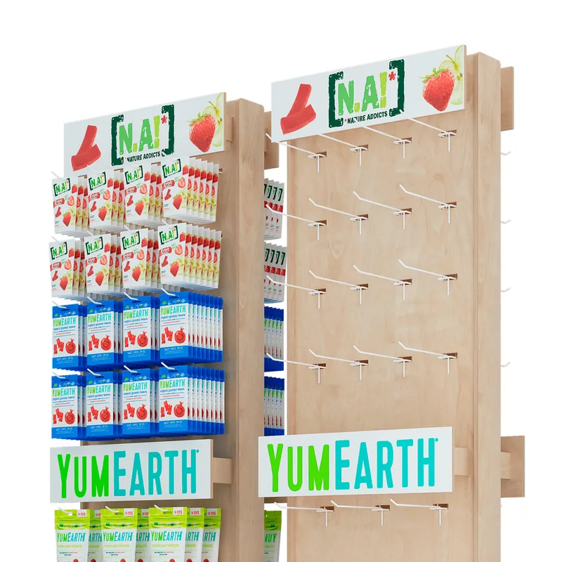 Фанерные дисплеи N.A.! и YumEarth с крючками для упаковок и вывесками (визуализация проекта)