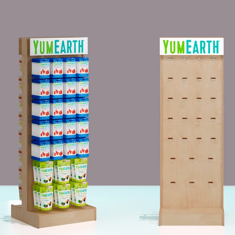Фанерные дисплеи YumEarth: слева с упаковками на крючках, справа пустой щит (визуализация проекта)