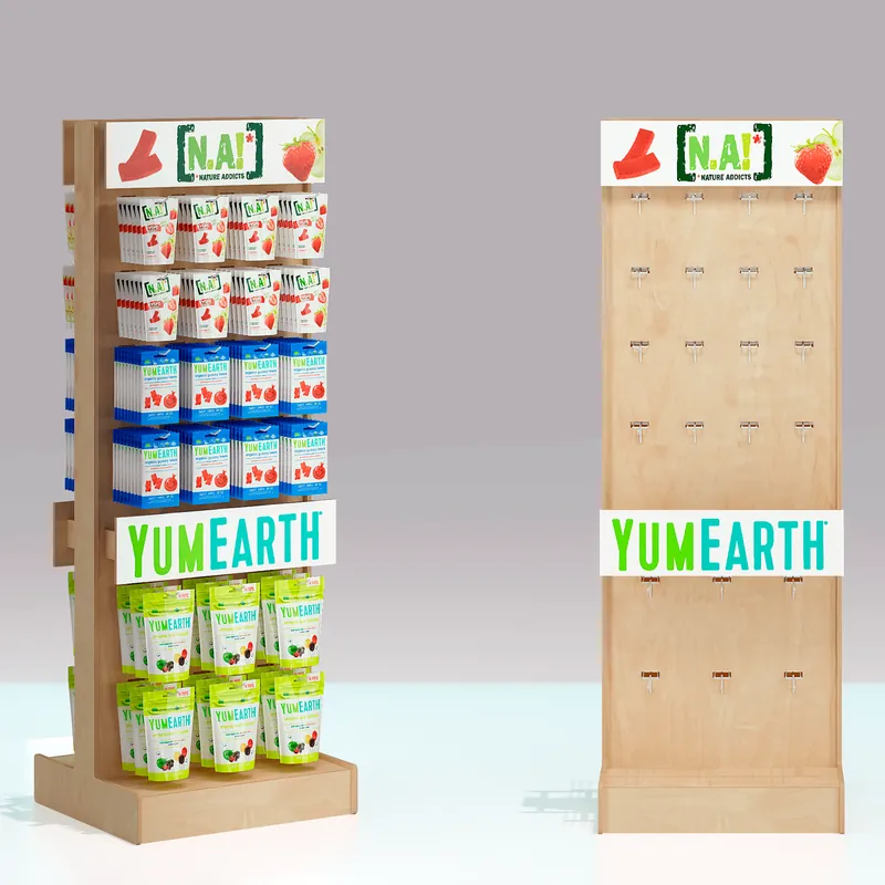 Фанерные дисплеи с вывесками N.A.! и YumEarth, вид под углом: слева с упаковками, справа пустой щит (визуализация проекта)