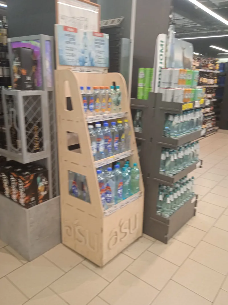 Фанерный дисплей asu с полками под бутылки воды в проходе магазина