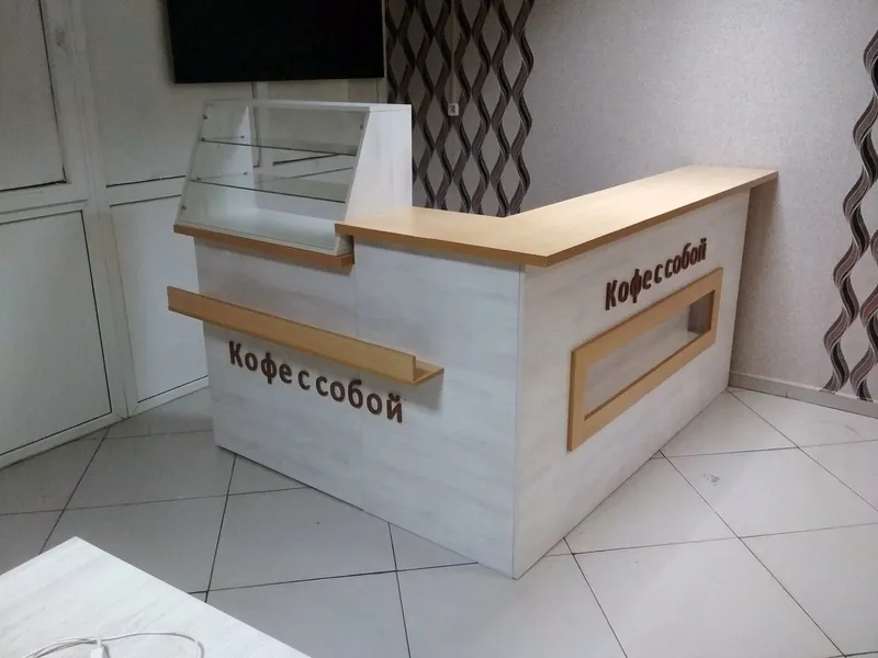 Стойка «Кофе с собой»: светлый корпус, деревянные накладки и стеклянная витрина сверху
