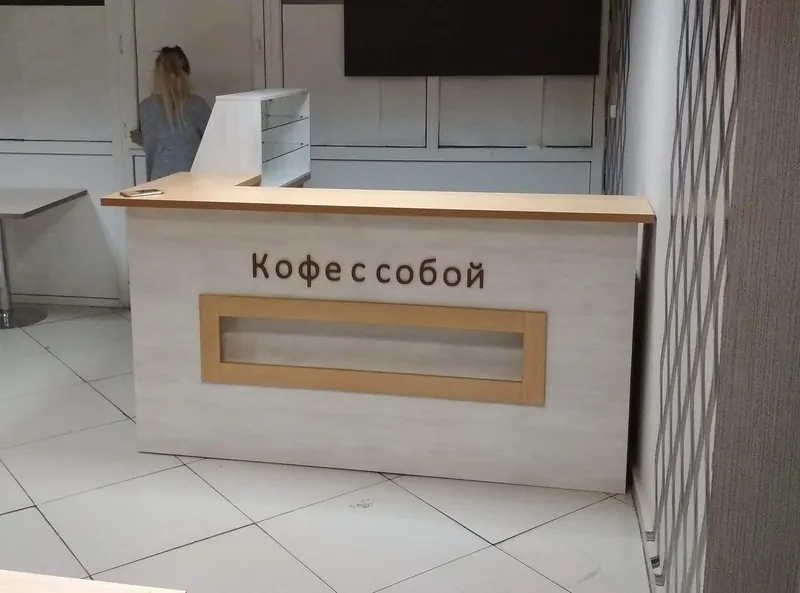Стойка «Кофе с собой» спереди: окно-проём на фасаде
