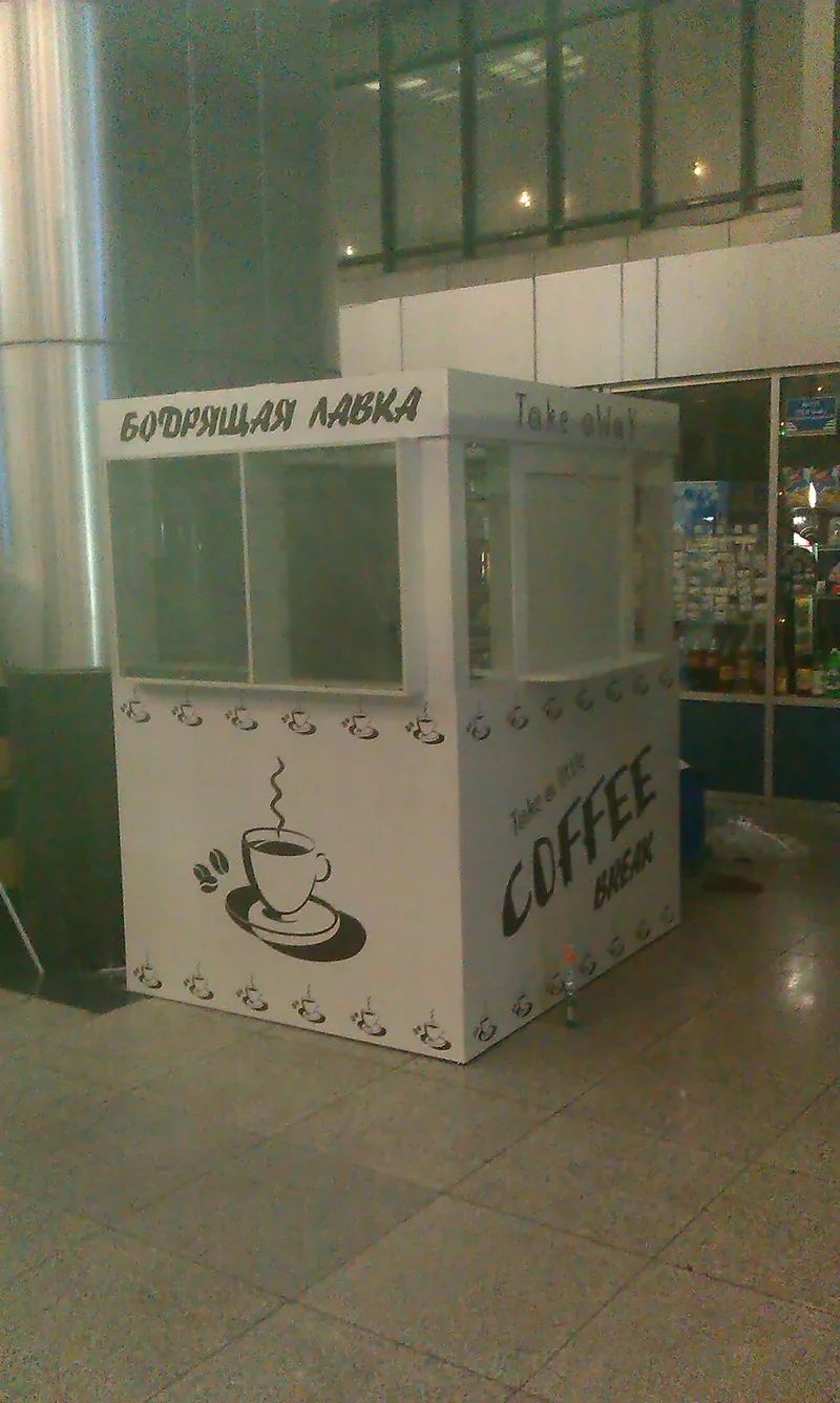 Киоск Coffee Break в зале: белый корпус с печатью чашки, остеклённый верх