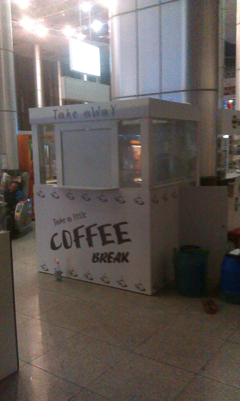 Киоск Coffee Break вечером: остеклённый верх и печать на белом корпусе