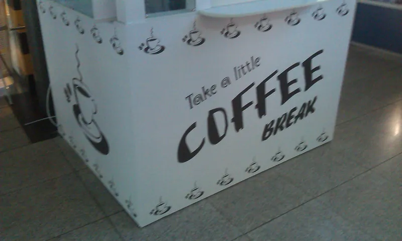 Печать «Take a little Coffee Break» на углу белого корпуса киоска крупно