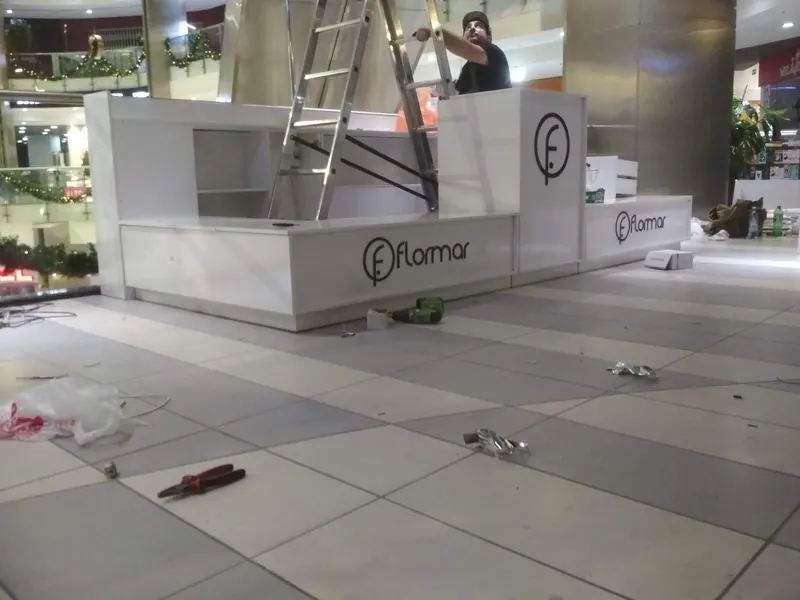 Ночной монтаж в торговом центре: белые корпуса с логотипом flormar