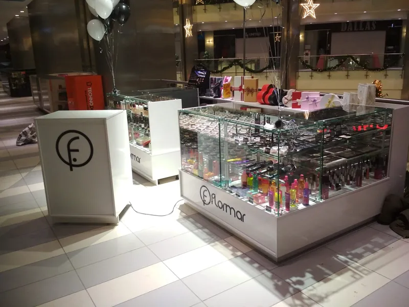 Остров Flormar со стеклянными витринами и световая тумба с логотипом «F»
