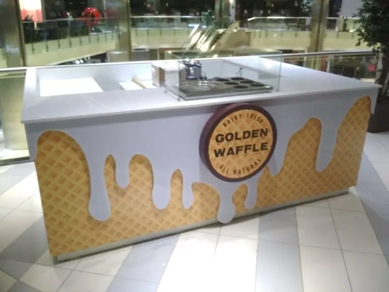Готовый остров: логотип GOLDEN WAFFLE, фасад с печатью «вафля», белая «глазурь»