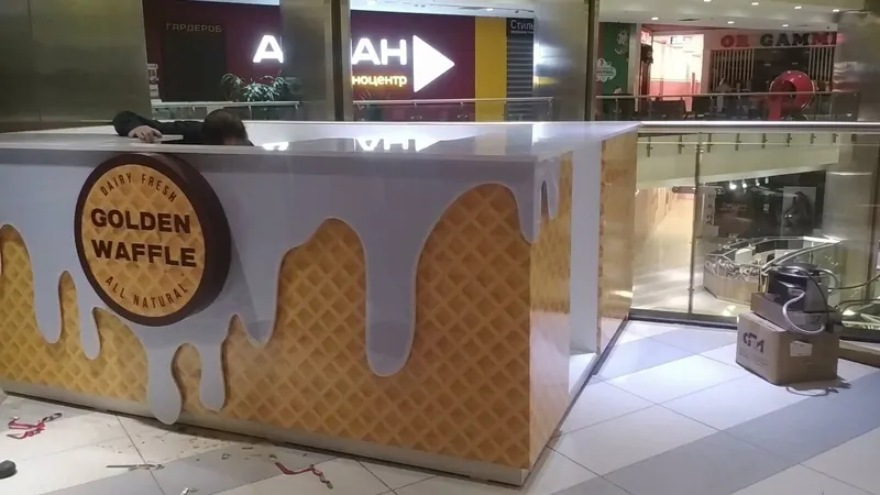 Круглый логотип GOLDEN WAFFLE и белая «глазурь» на фасаде