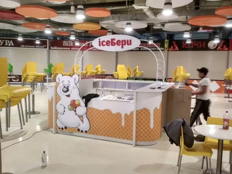Остров iceБери на фудкорте: арка с вывеской и фигура медведя