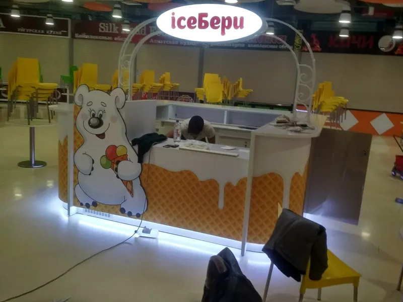 Остров iceБери вечером: подсветка по основанию, арка с вывеской и фигура медведя