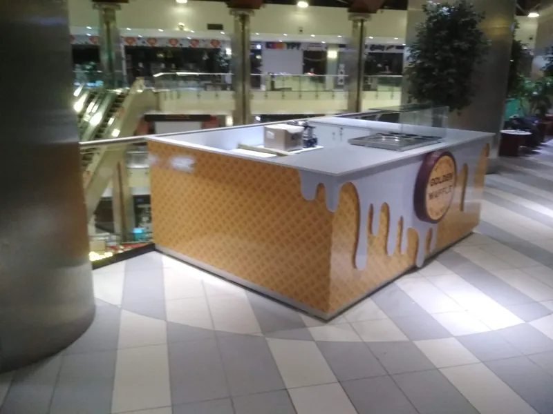Остров Golden Waffle в торговом центре: вафельный принт и белая «глазурь», вид сверху