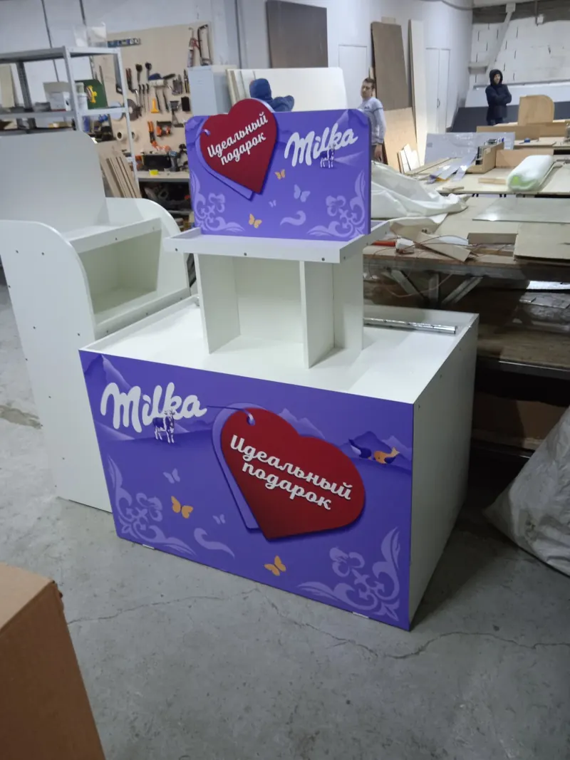 Паллетный дисплей Milka «Идеальный подарок»: сердце на фасаде и полки