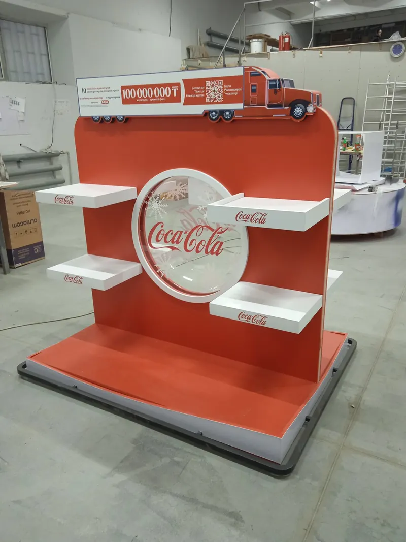 Паллетный дисплей с круглым логотипом Coca-Cola и белыми полками