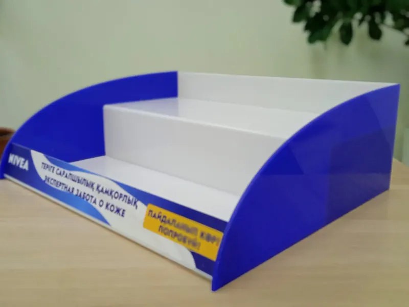Горка с синими боковинами и белыми ступенями, надпись NIVEA