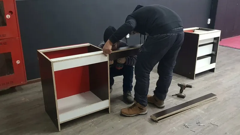 Сборка каркаса тумбы с красной вставкой
