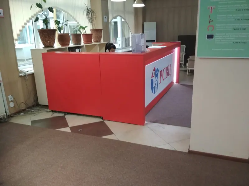 Угловая стойка ресепшен с логотипом на боковине