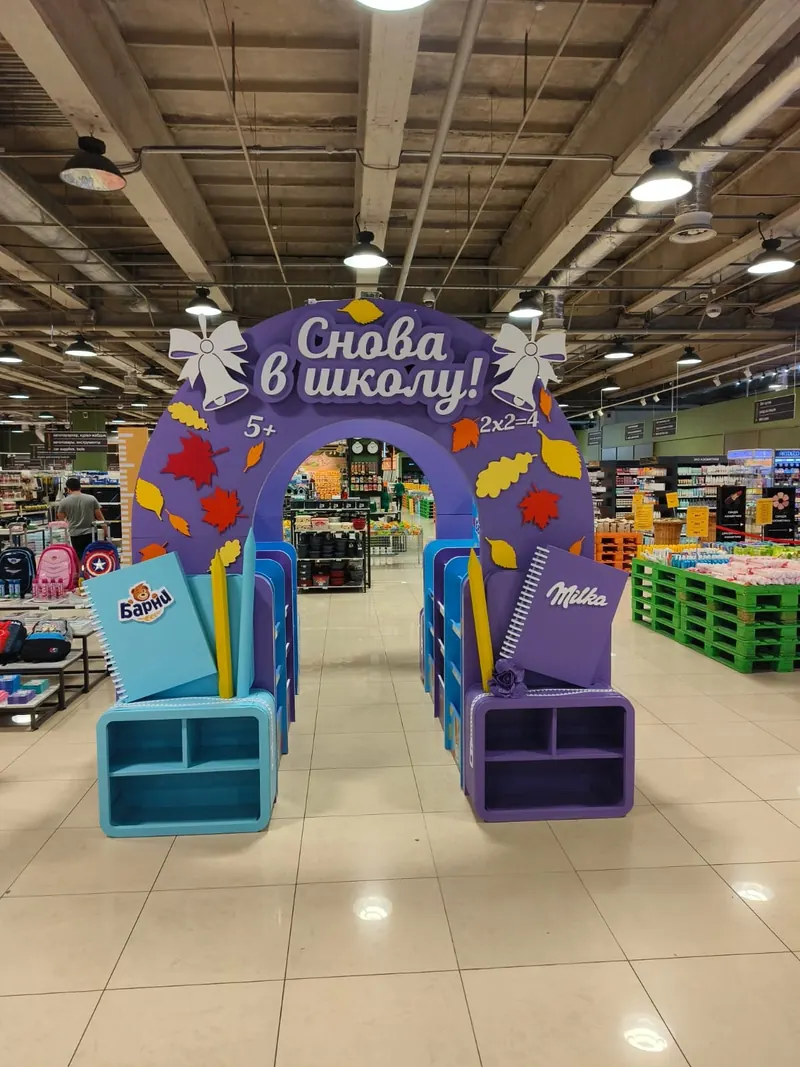 Shop-in-shop: Арка и проход между стеллажами, вид по центру зала