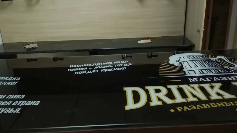 Стеклянная столешница с печатью логотипа DRINK MART и надписей