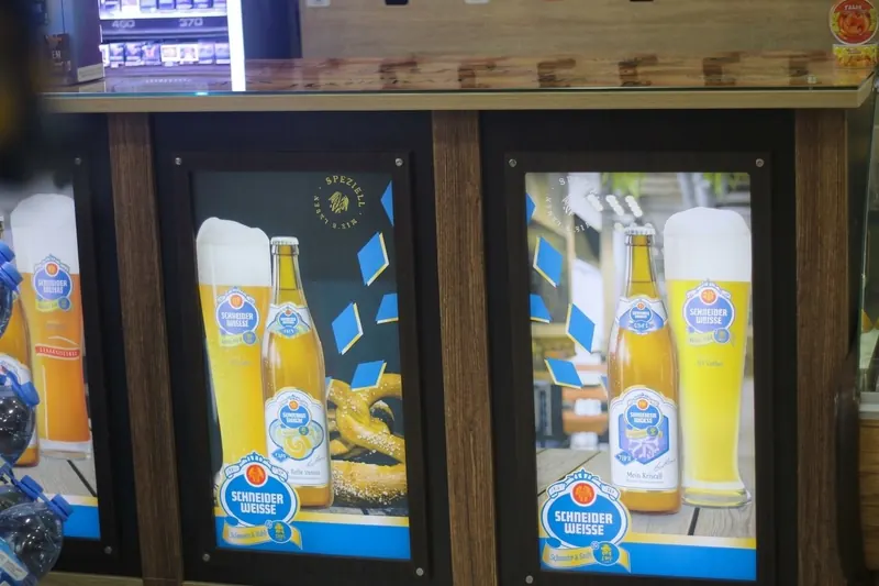 Подсвеченные панели с пивными брендами на фасаде стойки