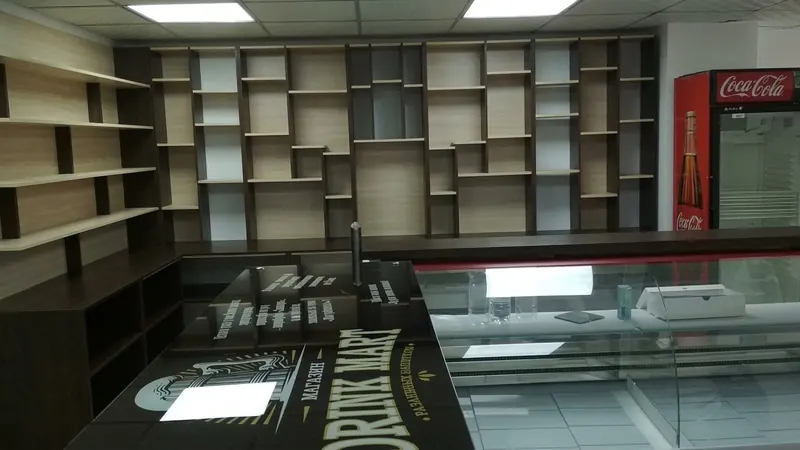 Магазин разливных напитков внутри: стеллажная стена, стойка, холодильник