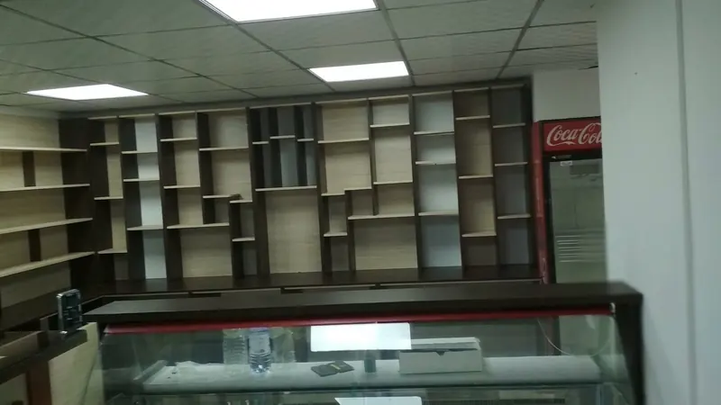 Стеллажная стена и холодильная витрина в магазине