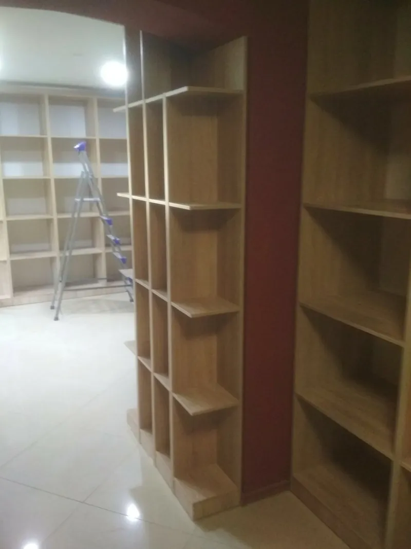 Два стеллажа-ячейки из светлого дерева под углом друг к другу